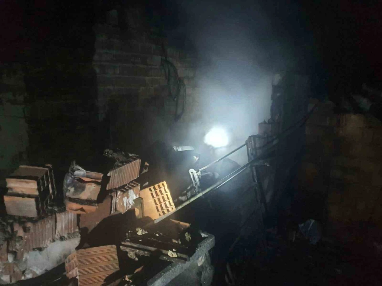 Kimsenin yaşamadığı metruk binada yangın çıktı