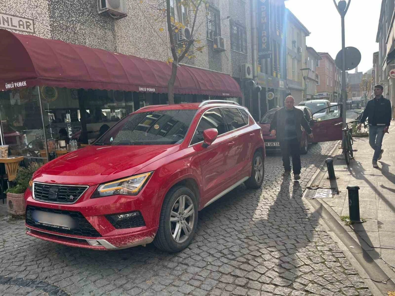 İstiklal Mahallesi’nde yol ortasında otomobilini bırakıp işlerini halletmeye gitti