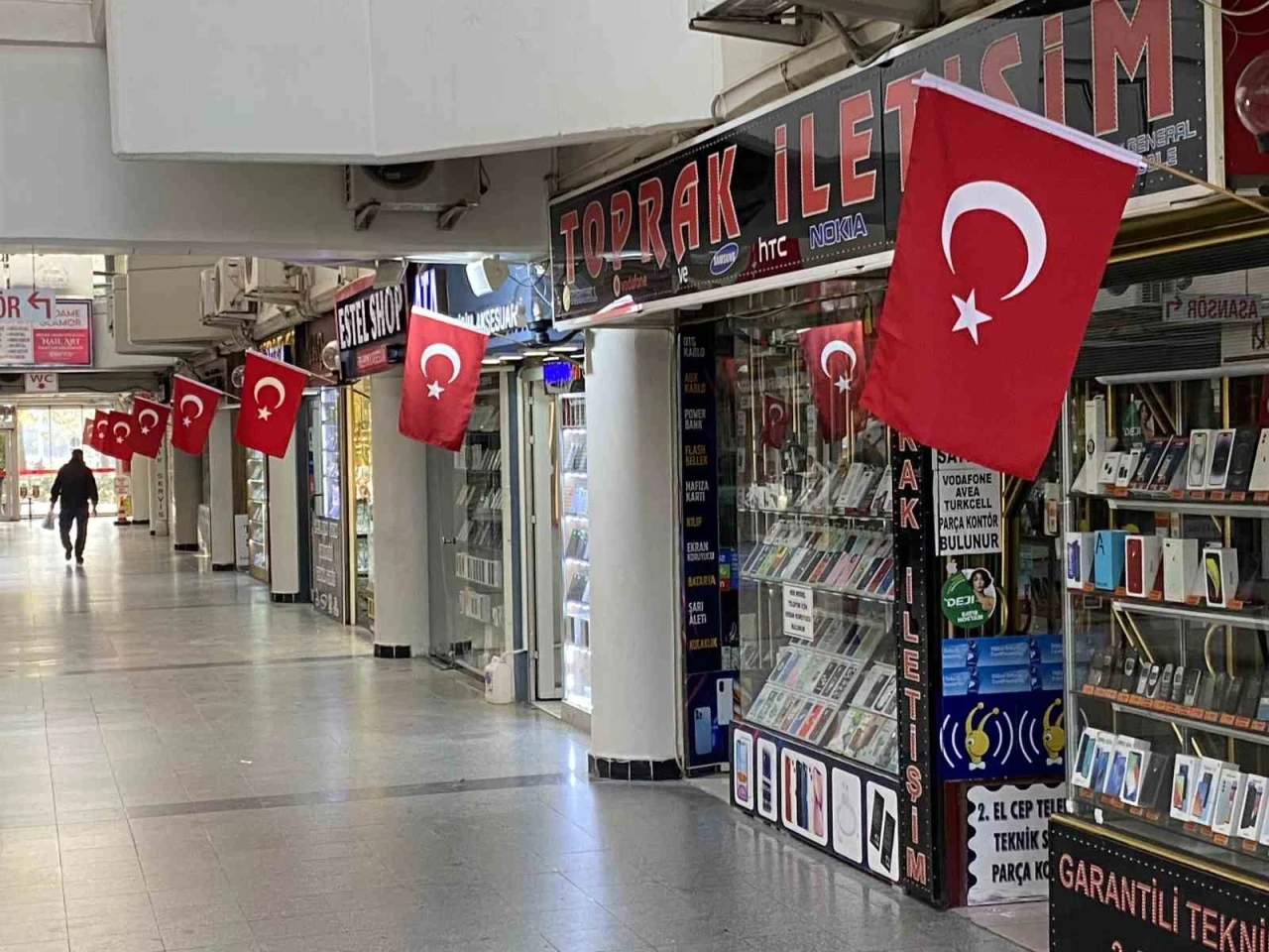 Taşbaşı Çarşısı’nda bayraklı 10 Kasım manzarası