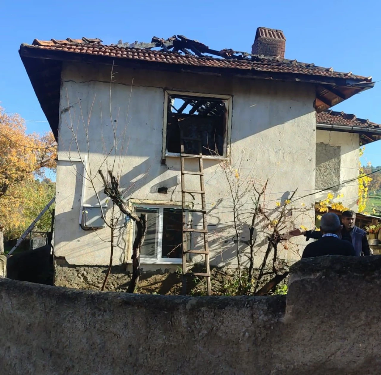 Tavşanlı’da 2 katlı ahşap evde yangın paniği