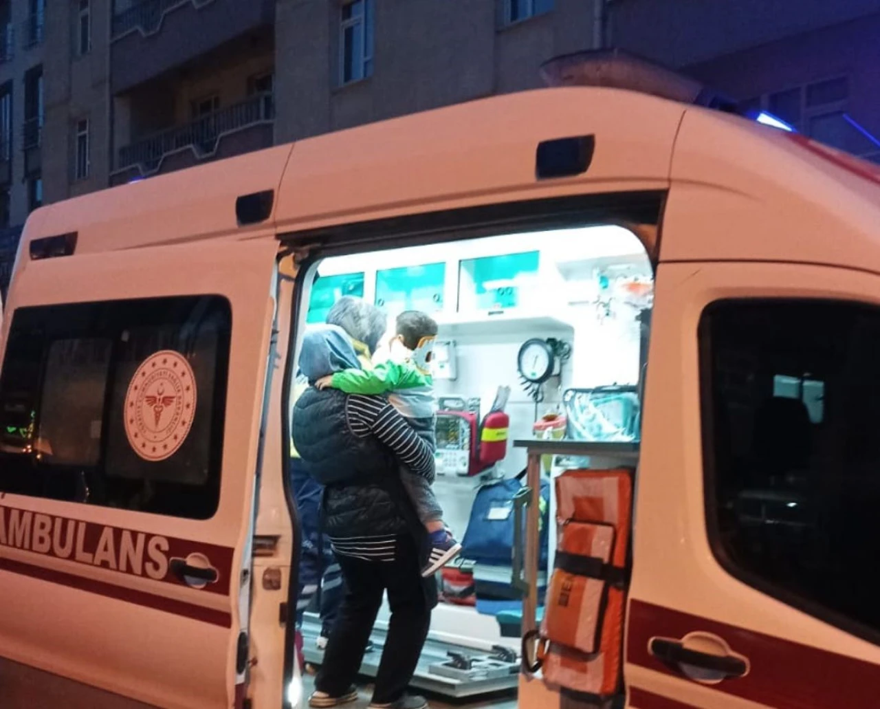 Motosikletlinin çarptığı anne ve bebek yaralandı