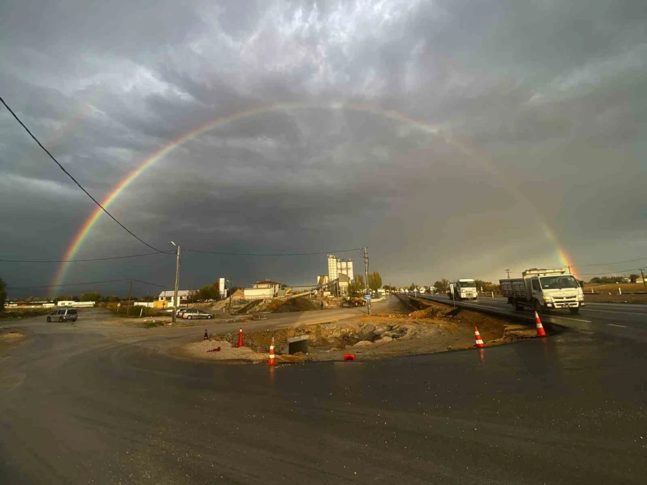 Eskişehir'de sağanak yağış sonrası beliren gökkuşağı eşsiz bir manzara sundu