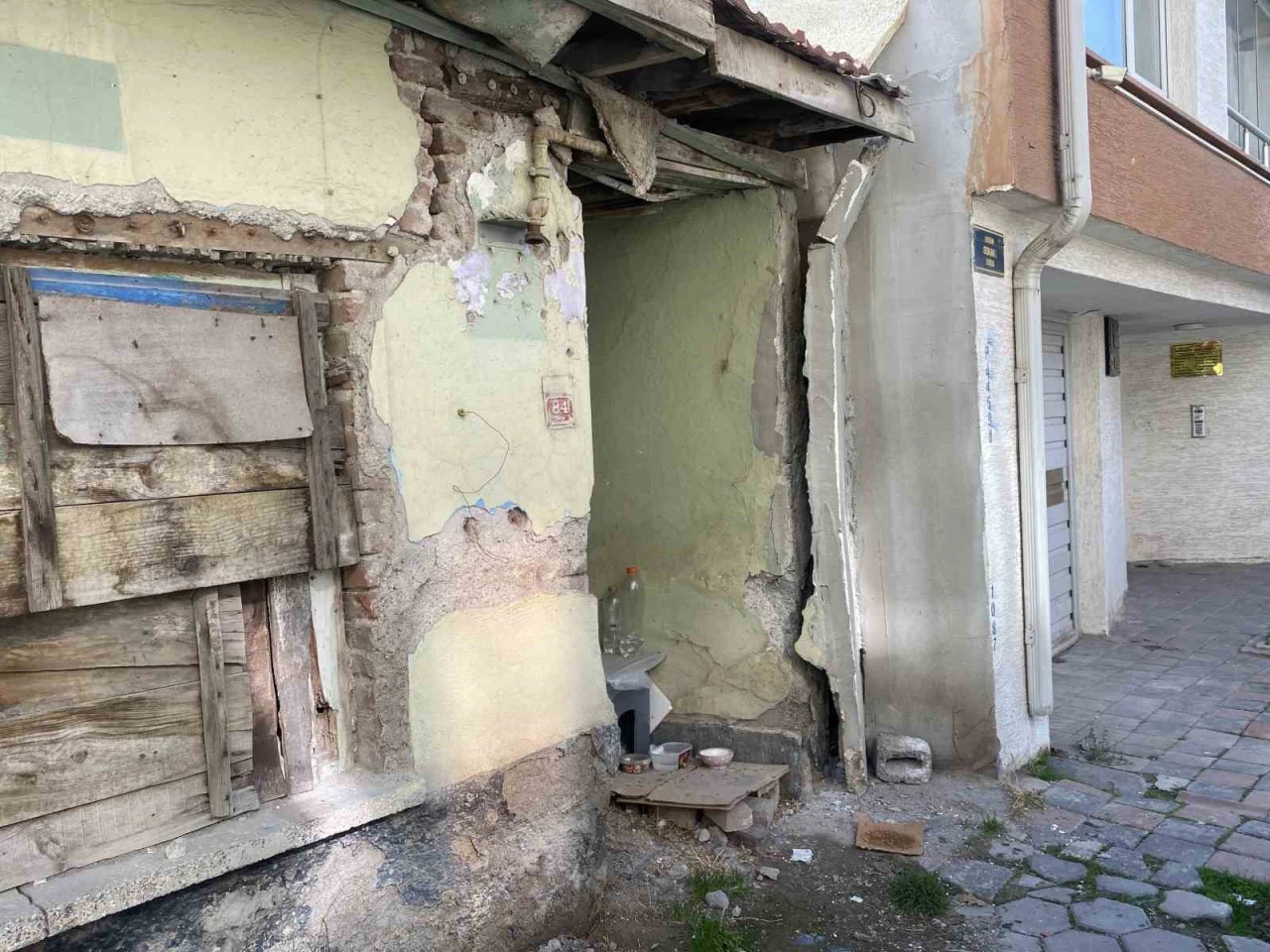 5 Yıldır metruk haldeki ev endişe veriyor