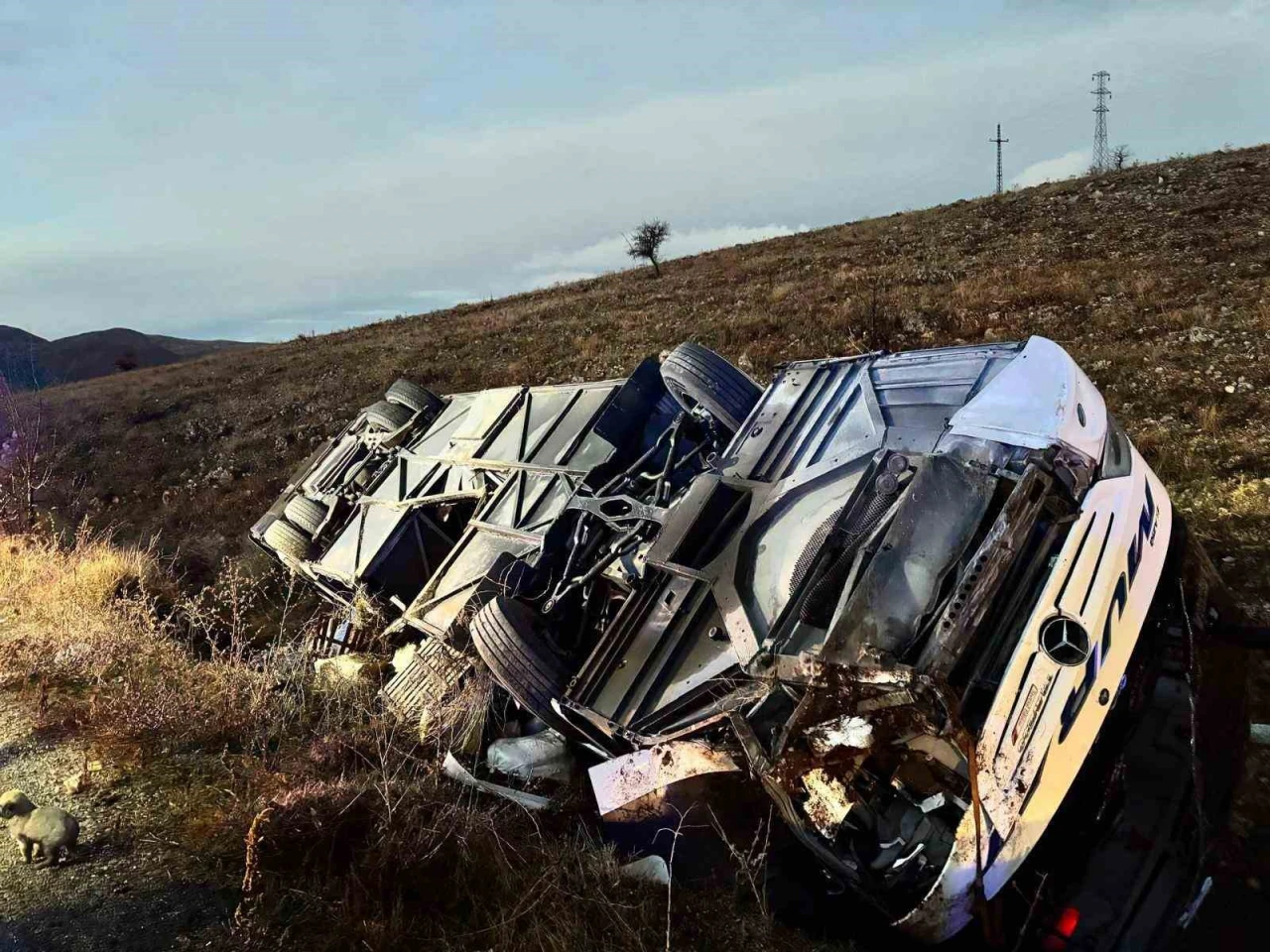 Dinar’da yolcu otobüsü devrildi: 2 kişi hayatını kaybetti, 21 yaralı