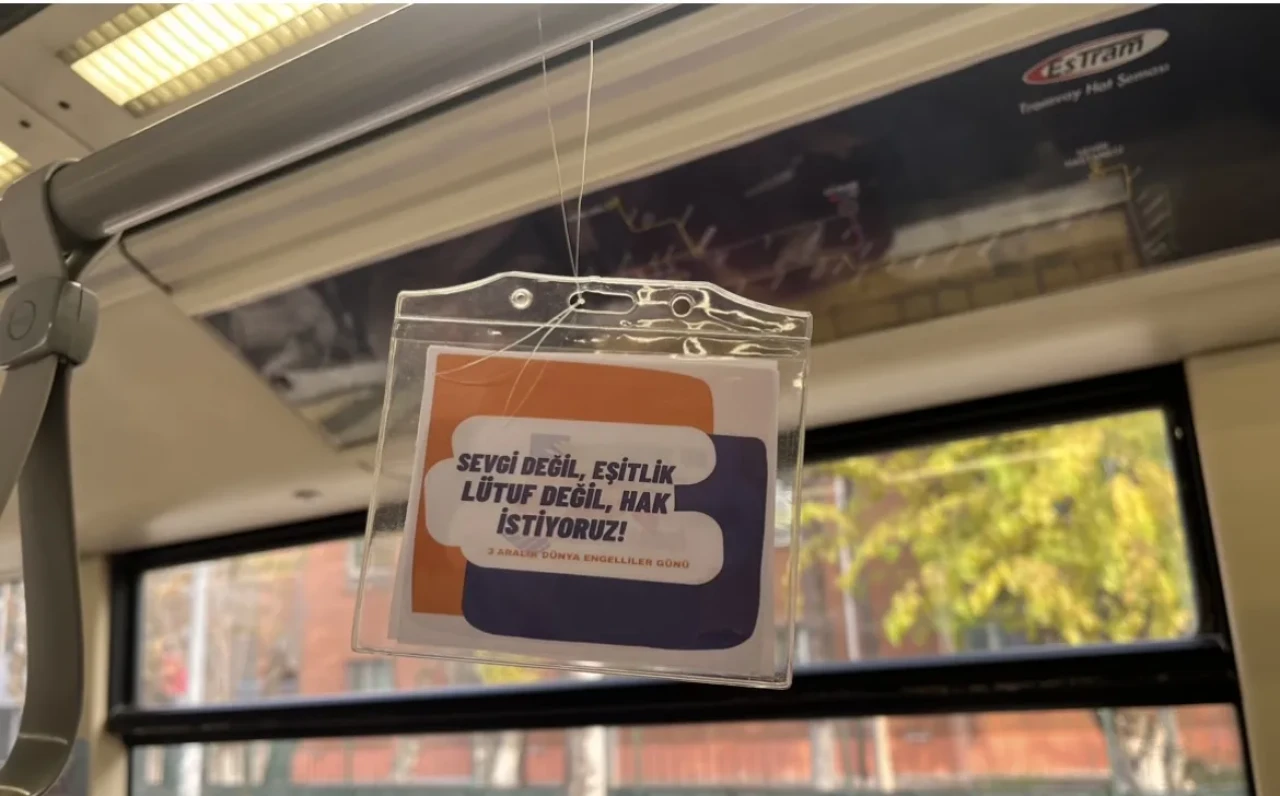 Eskişehir’de 3 Aralık’ta Tramvaylara Asılan Bu Kartlar Vatandaşın Dikkatini Çekti