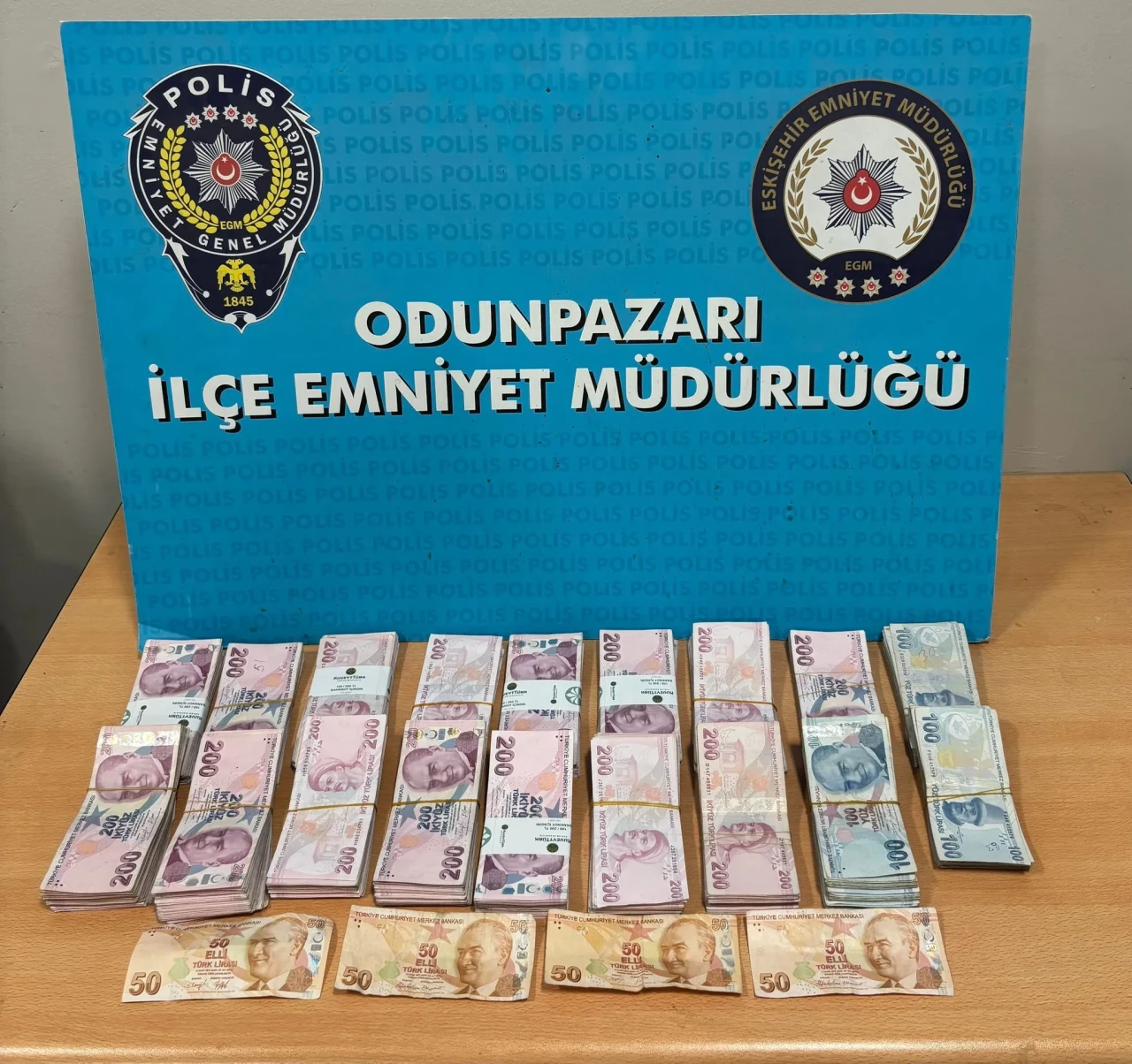 Odunpazarı’nda kendini polis olarak tanıtan dolandırıcı çantayla yakalandı