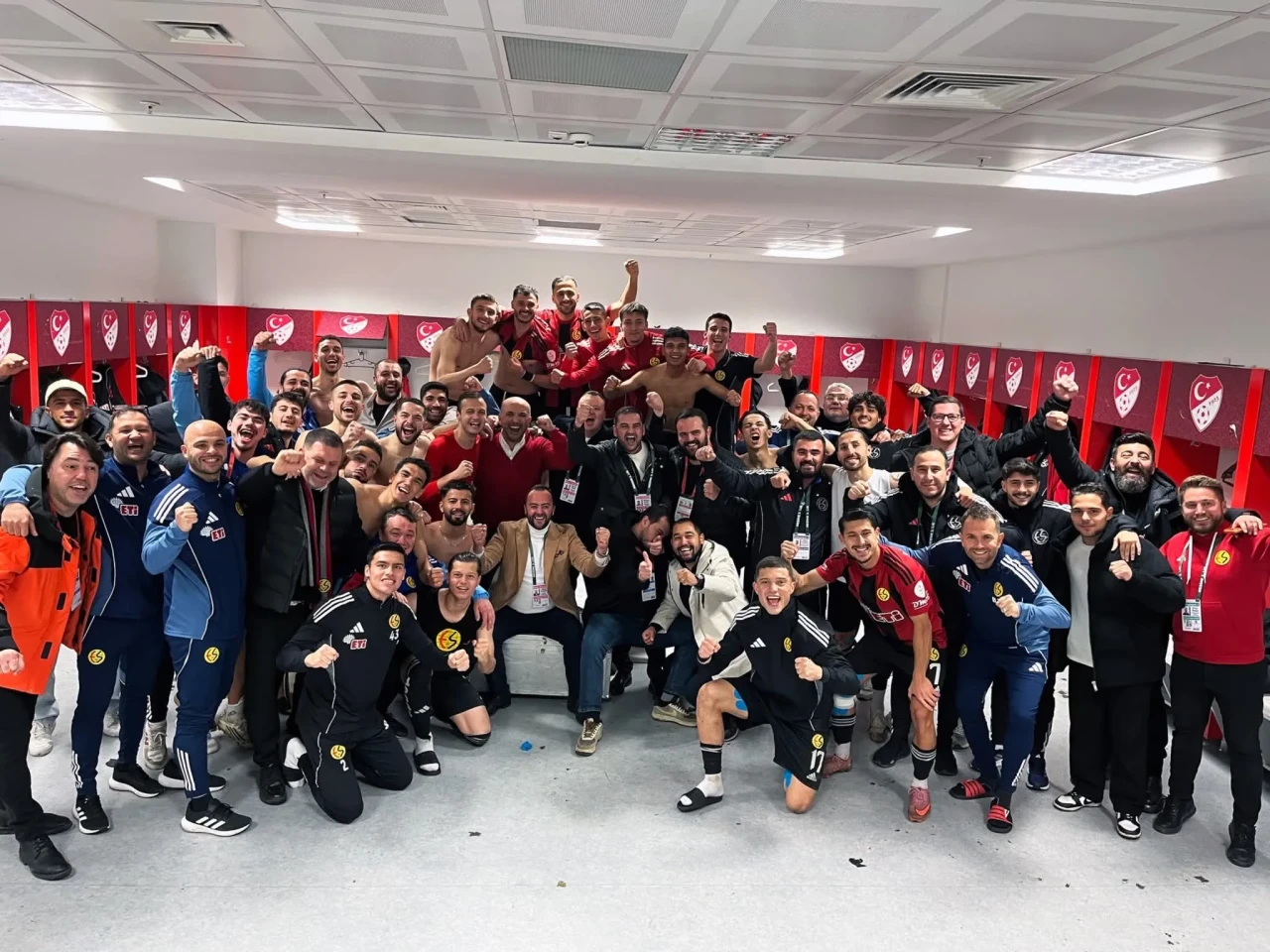 💥 Türk Futbolunun İki Çınarı  30 BİN KİŞİLİK DESTEK MUCİZESİ: