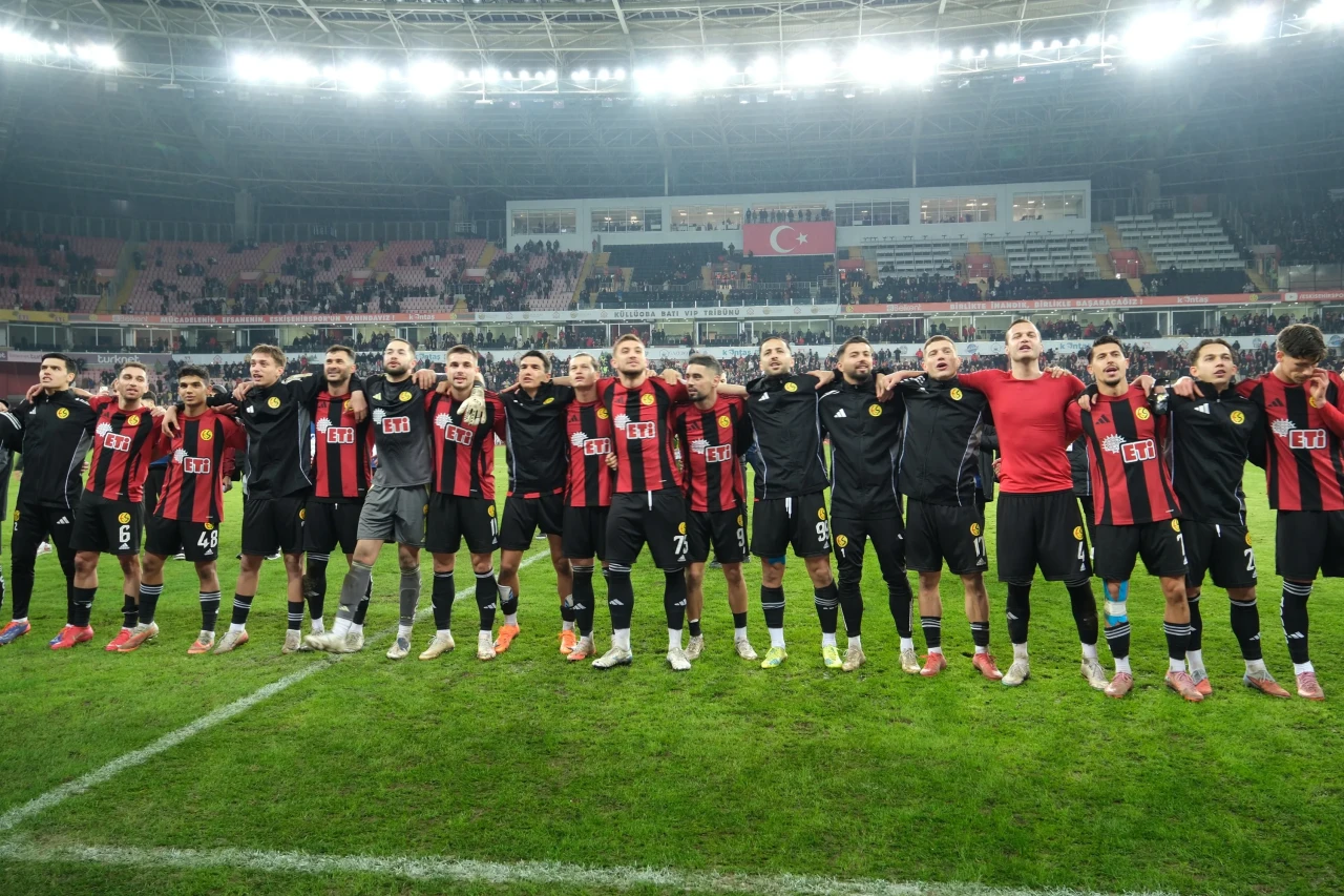 Eskişehirspor, Karşıyaka’yı İlk Yarıdaki Gol Fırtınasıyla Mağlup Etti