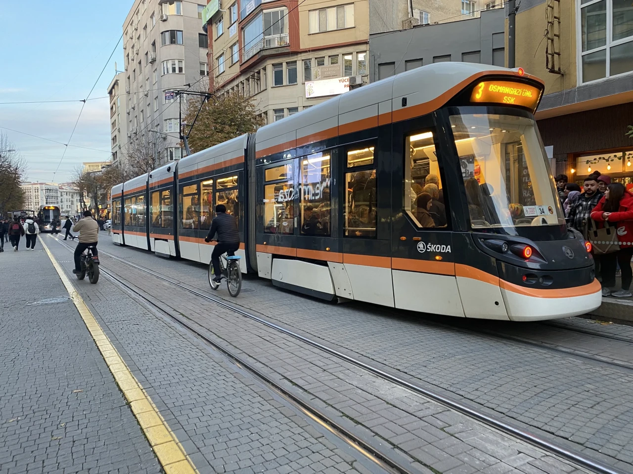 Eskişehir’de  Tramvay Seferleri Aksadı,  Duraklarda Yoğunluk Oluştu