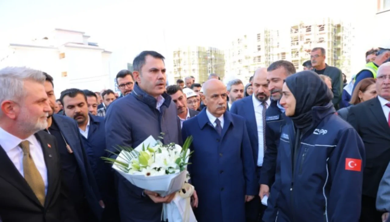 Bakan Murat Kurum: “Deprem bölgelerinde son tuğlalar konuluyor, son çiviler çakılıyor”