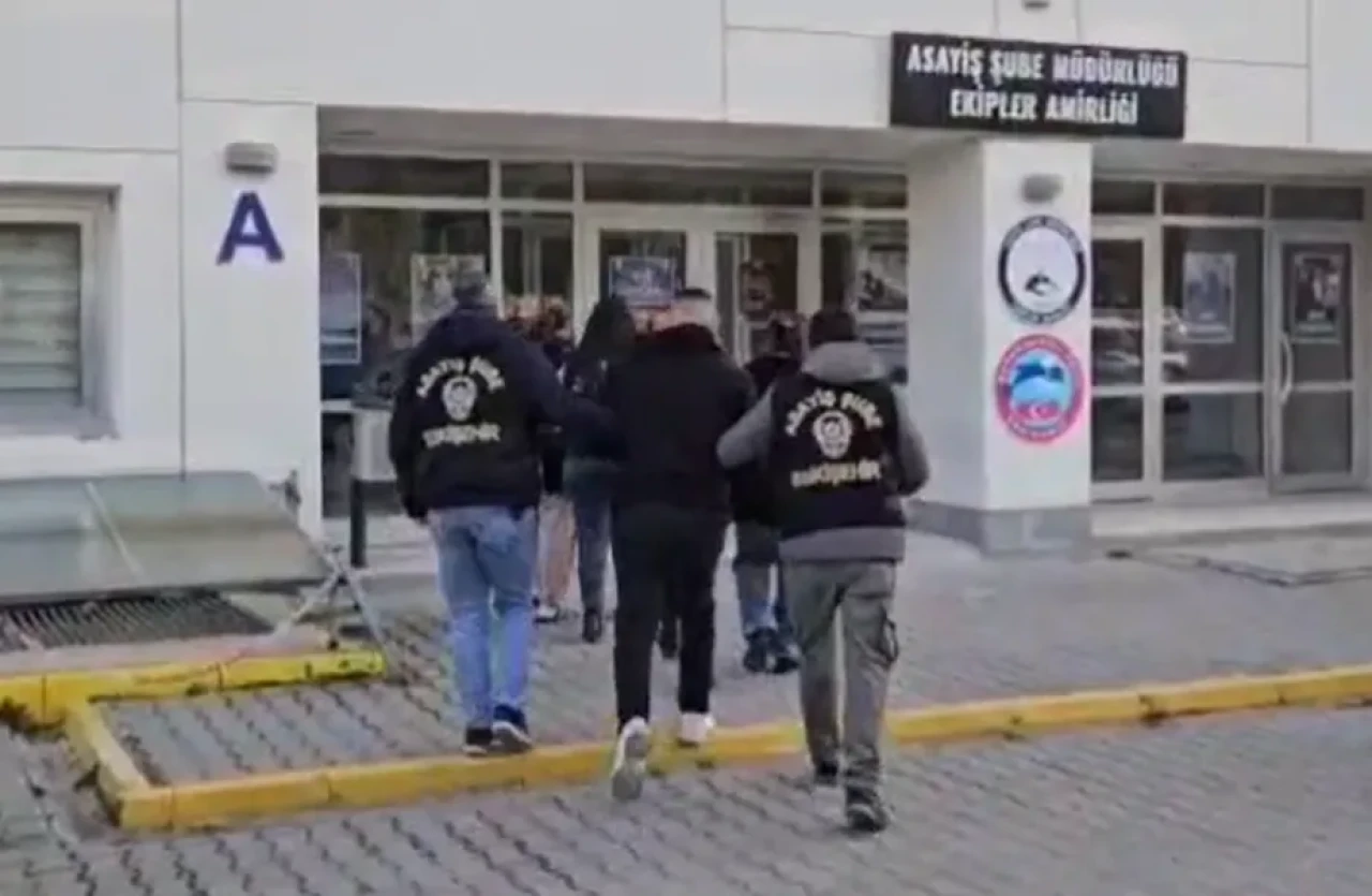 Evden hırsızlık yapan 3 şüpheli panelvan araçla kaçarken yakalandı