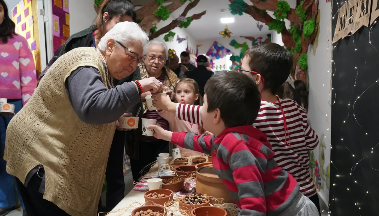 Minikler Yerli Malı Haftası’nı Yaşlılarla Birlikte Kutladı