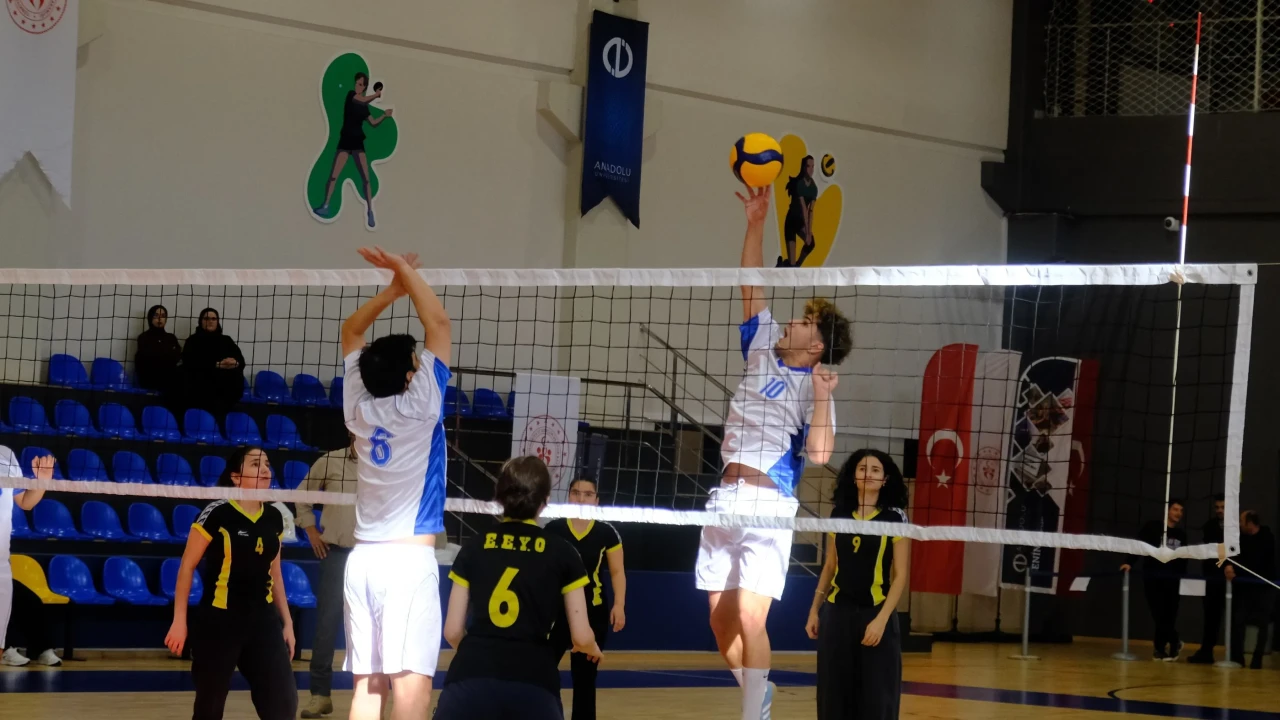 Anadolu Üniversitesi’nde Engelsiz Voleybol Maçı Düzenlendi