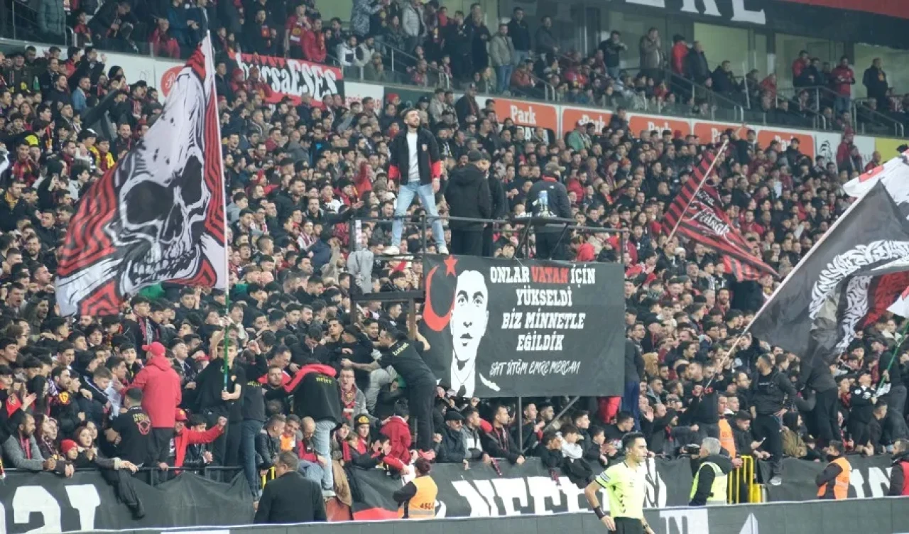 Eskişehirspor Taraftarından Şehit Üsteğmen Emre Mercan’a Anlamlı Pankart