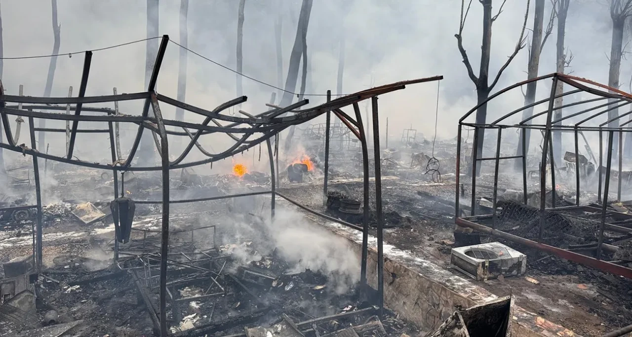 Korkutan yangında onlarca karavan ve bungalov küle döndü