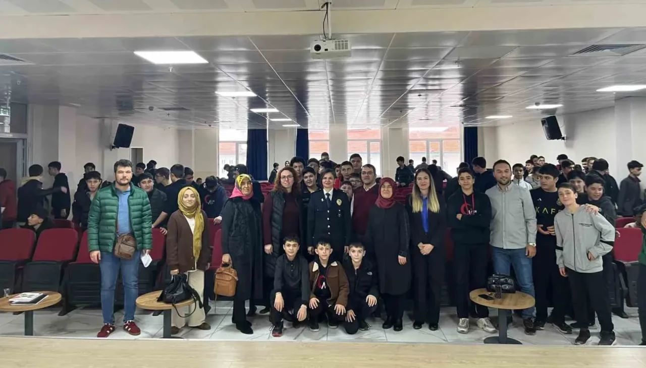 Afyonkarahisar'da Polis Ekiplerinden Liselilere Akran Zorbalığı ve Çocuk Güvenliği Eğitimi
