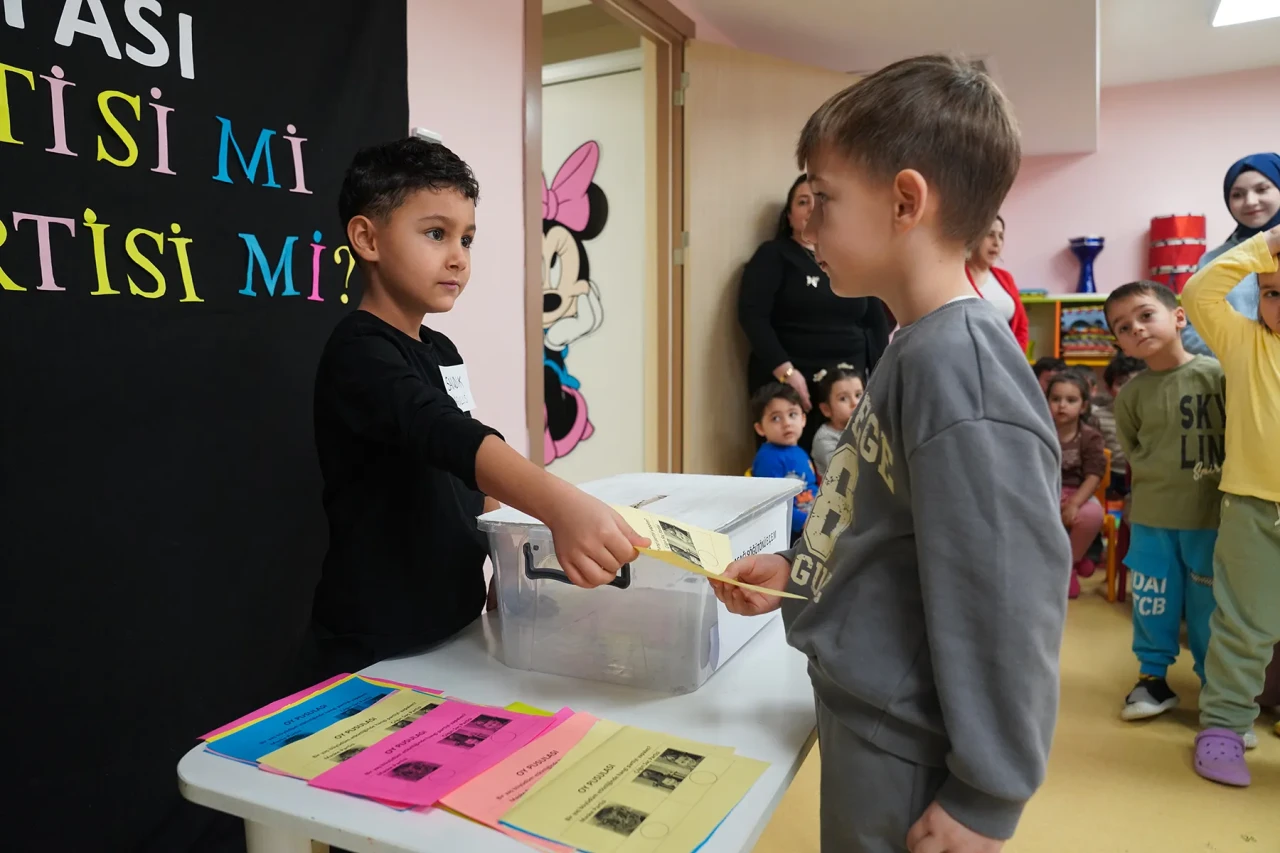 Tepebaşı'nda Erken Yaşta Demokrasi Eğitimi: Minikler Sandık Başında