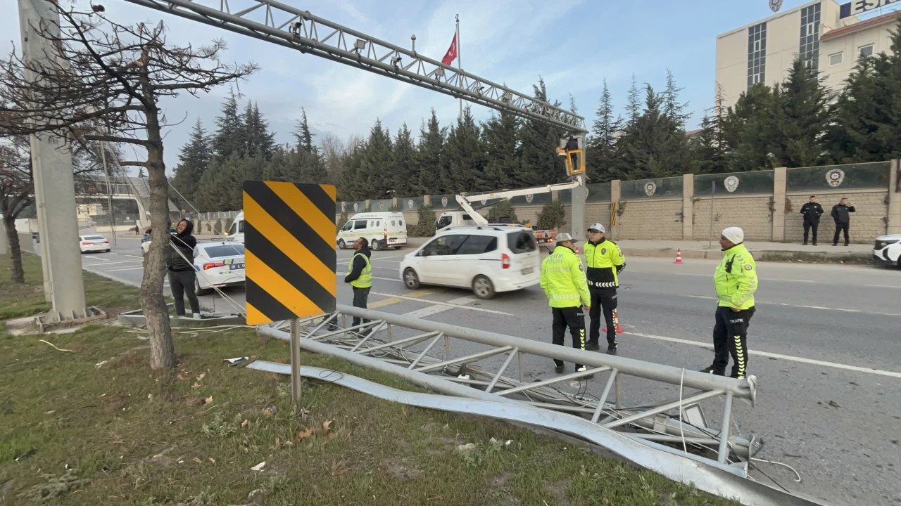Damperi açık tır PTS direğini devirdi: Facia kıl payı atlatıldı