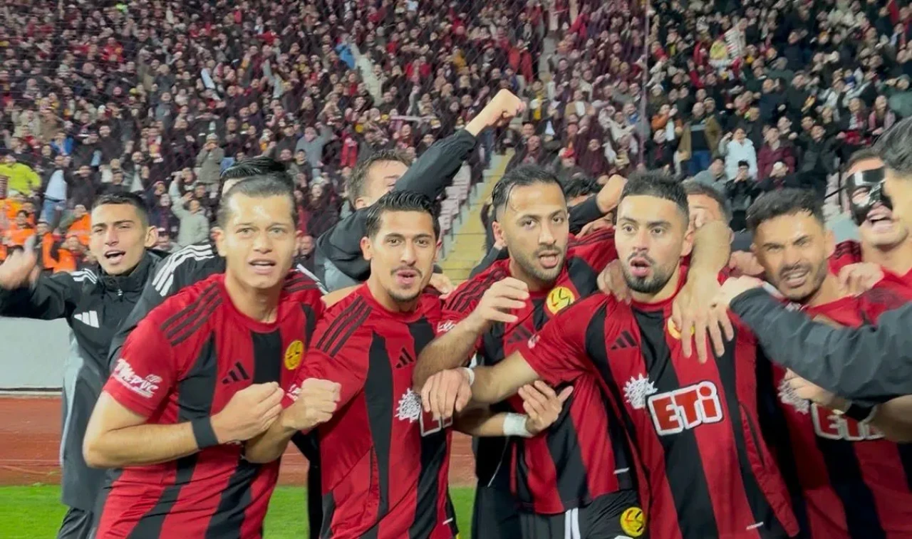 Es-Es İlk Yarıda Şov Yaptı: Peş Peşe Goller Taraftarı Çoşturdu