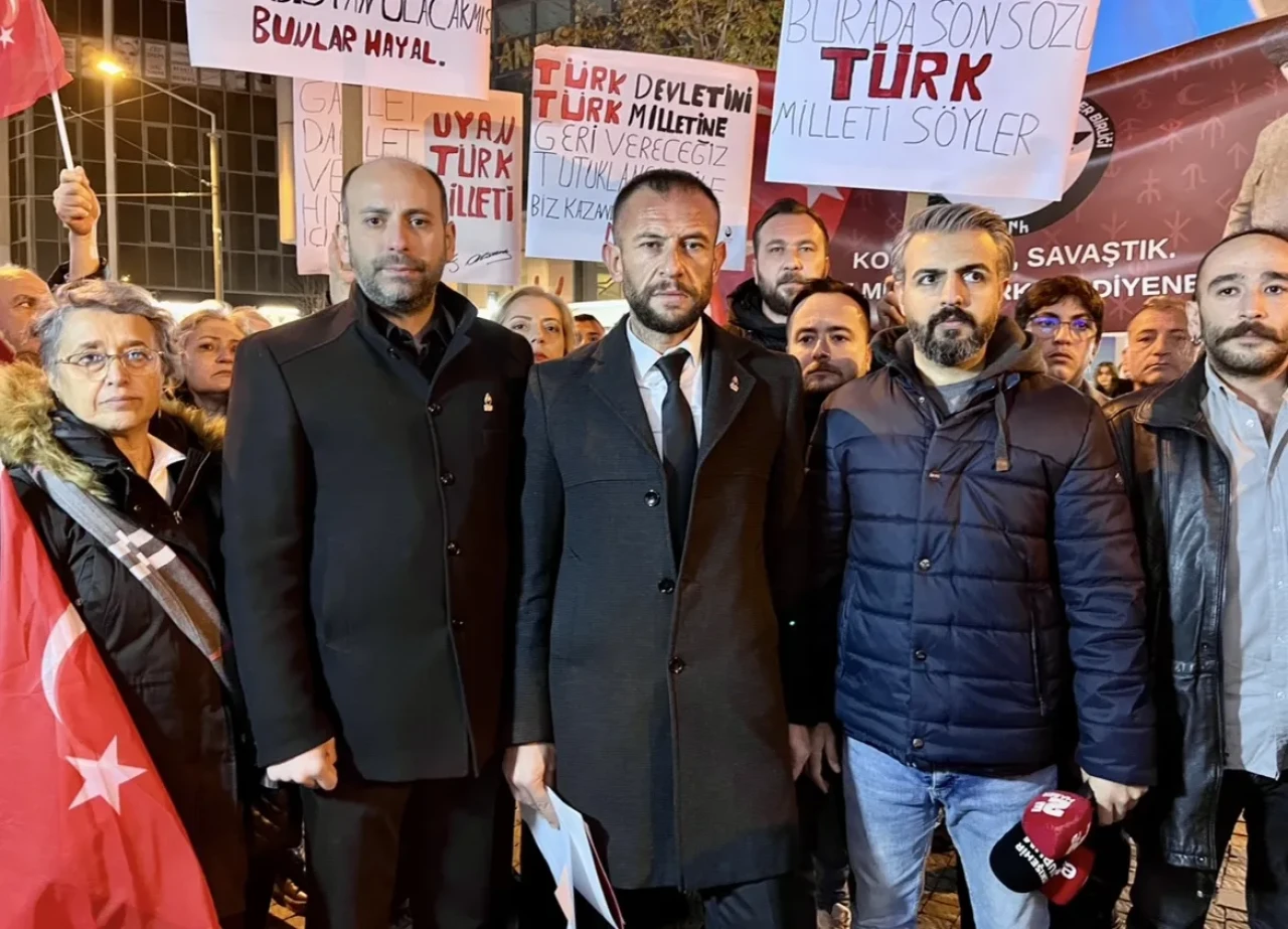 Zafer Partisi açığa alınan polis memuruna destek vermek için EsEs durağında toplandı