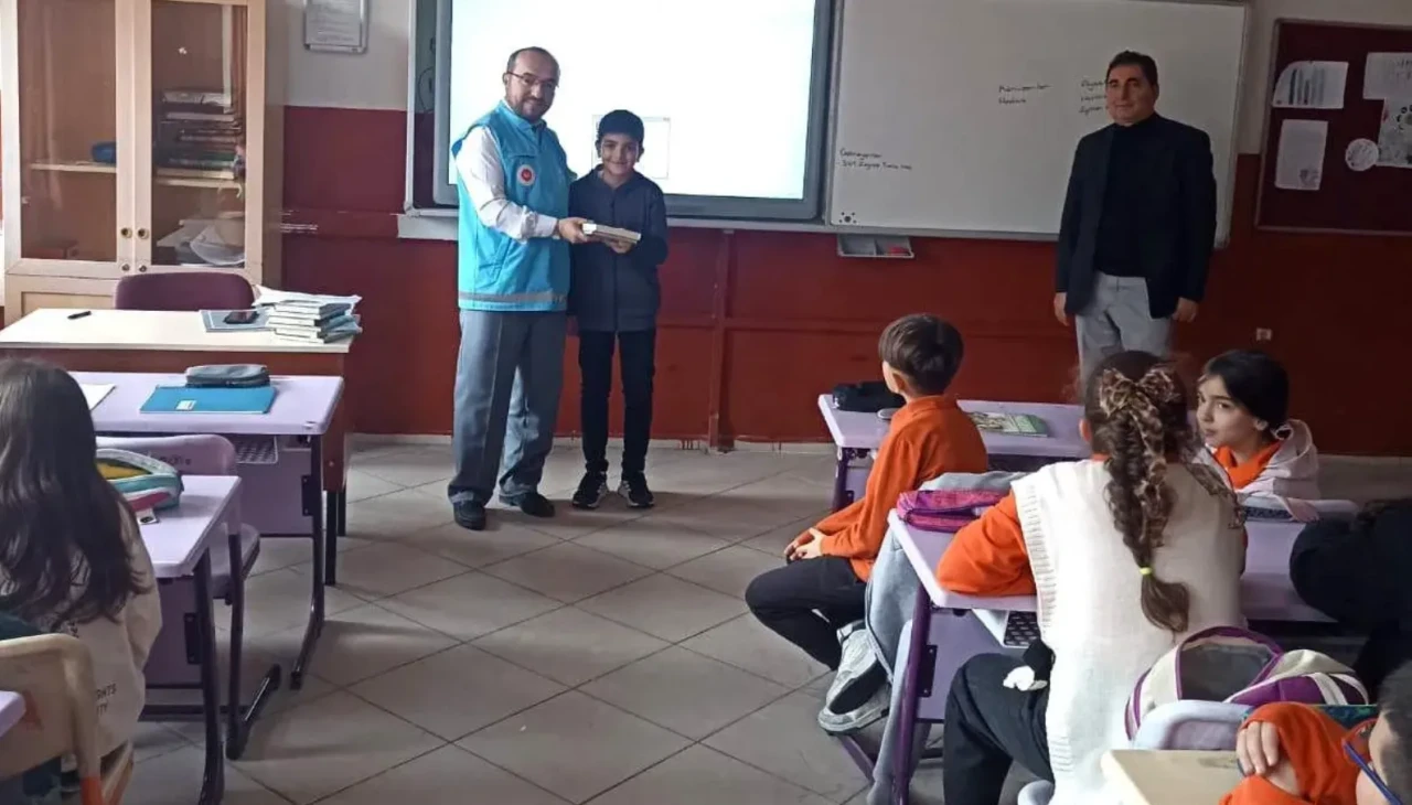 Kütahya Emet’te Öğrencilere Kur’an-ı Kerim Dağıtıldı