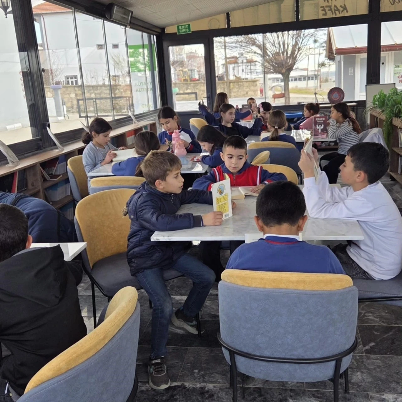 Altıntaş’ta 'Okuyan Nesil' Projesi Kapsamında Kitap Kafe Etkinliği Gerçekleştirildi