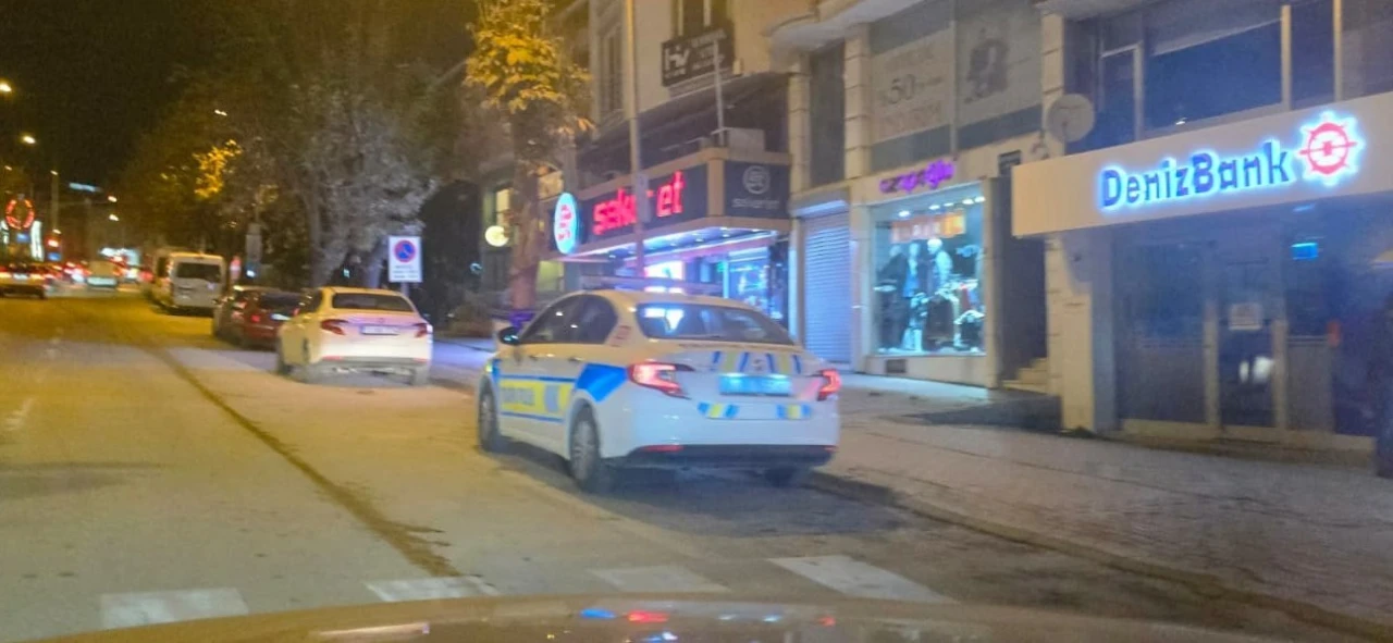 Yan bakma kavgası kanlı bitti: Bacağına saplanan bıçağı çıkarıp tartıştığı kişiyi ağır yaraladı