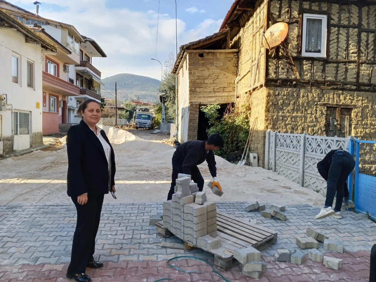 Bayırköy'ün İnönü Caddesi'nde Bozulan Yollar Yenileniyor