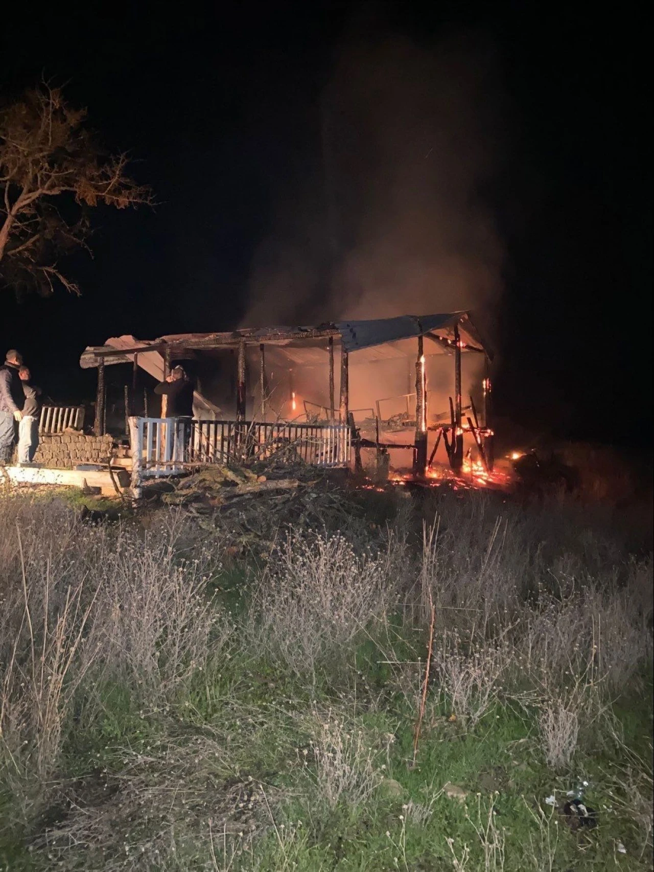 Benzinle Mangal Yakmak İstedi: Bağ Evi Cayır Cayır Yandı!