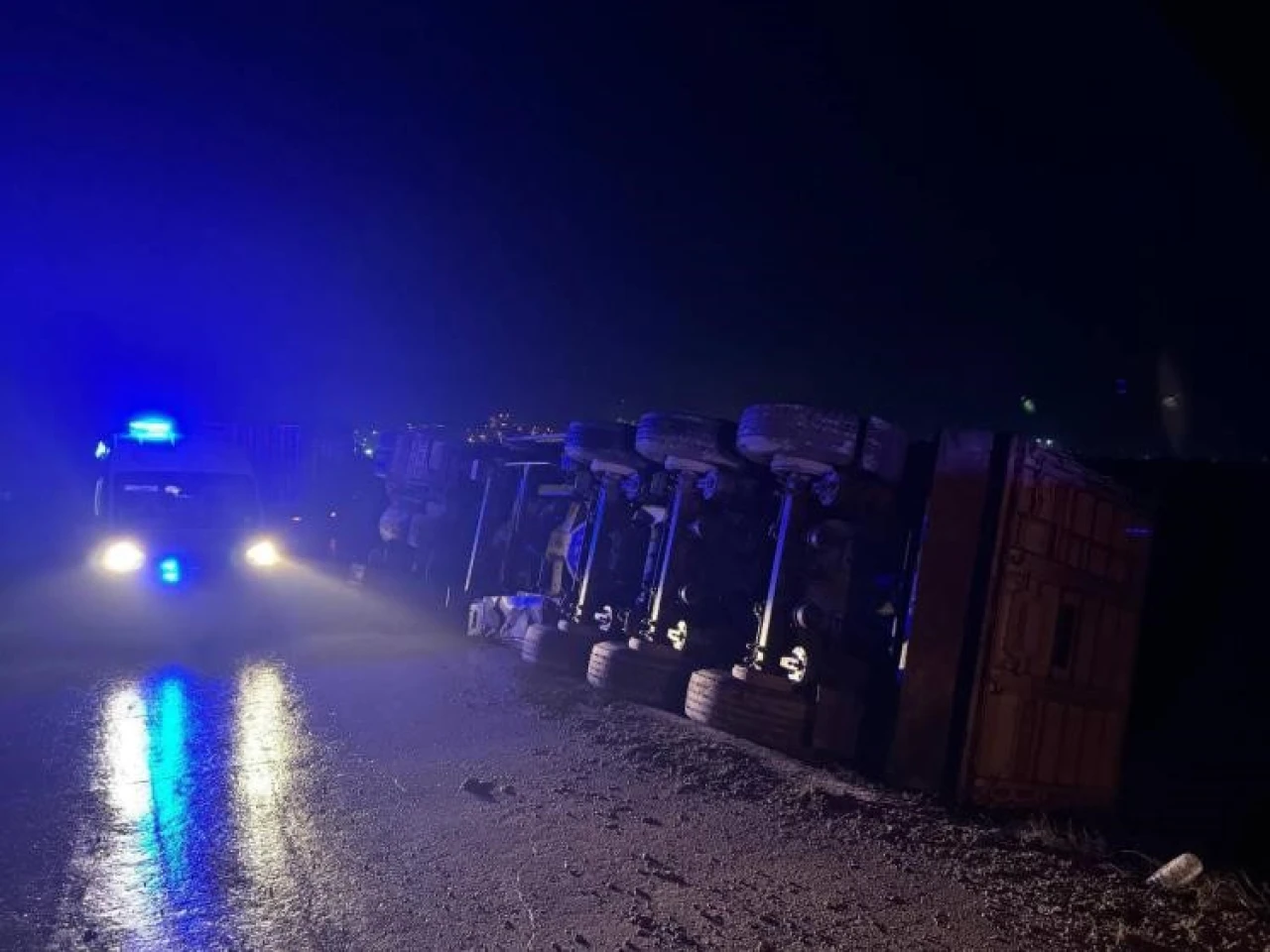 Bilecik’te Tır Devrildi: Sürücü Yaralandı