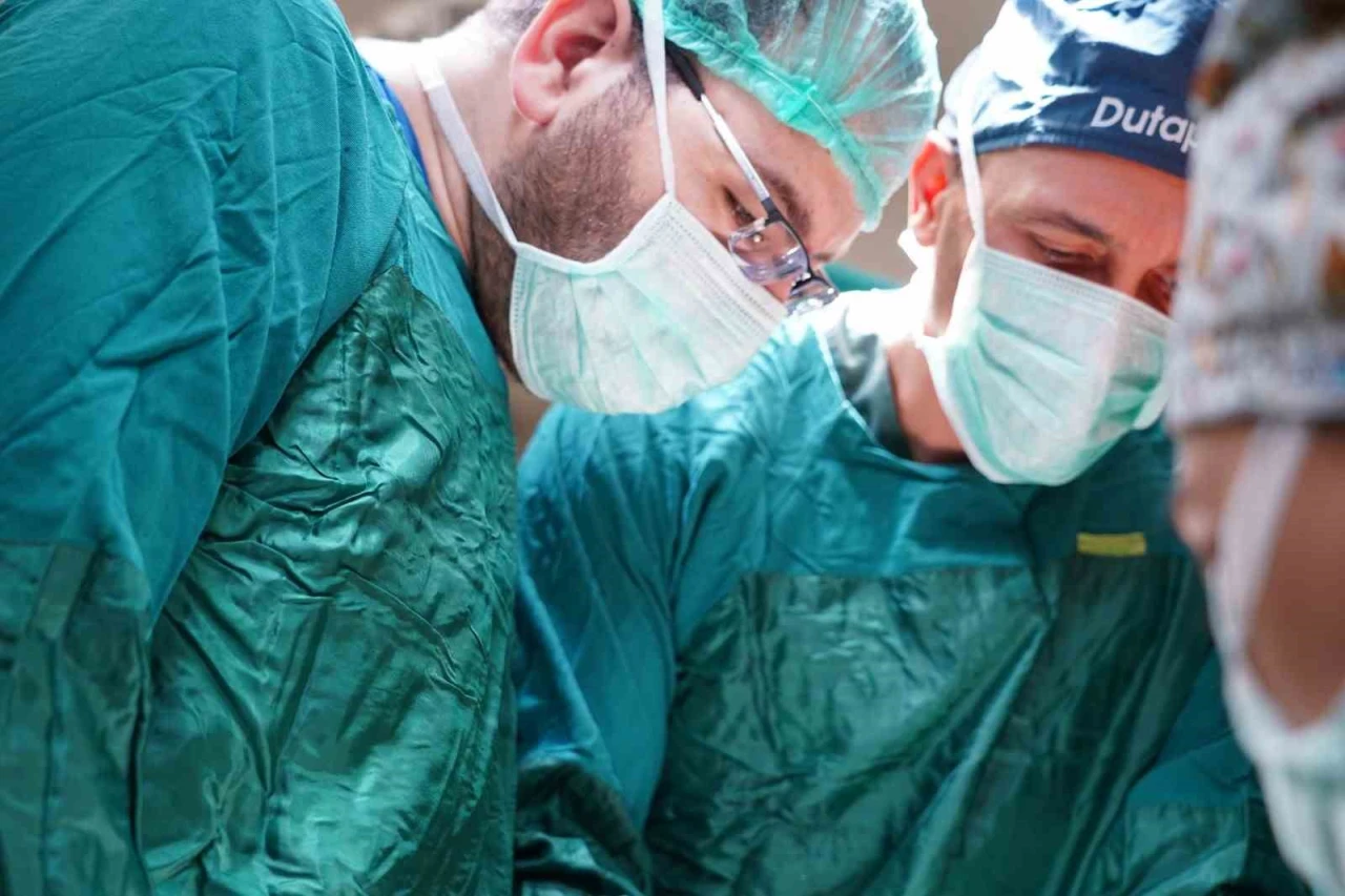 Bilecik’te Bir İlk: Karın Zarı Açılmadan "Rahim Koruyucu Sakrokolpopeksi" Ameliyatı Yapıldı