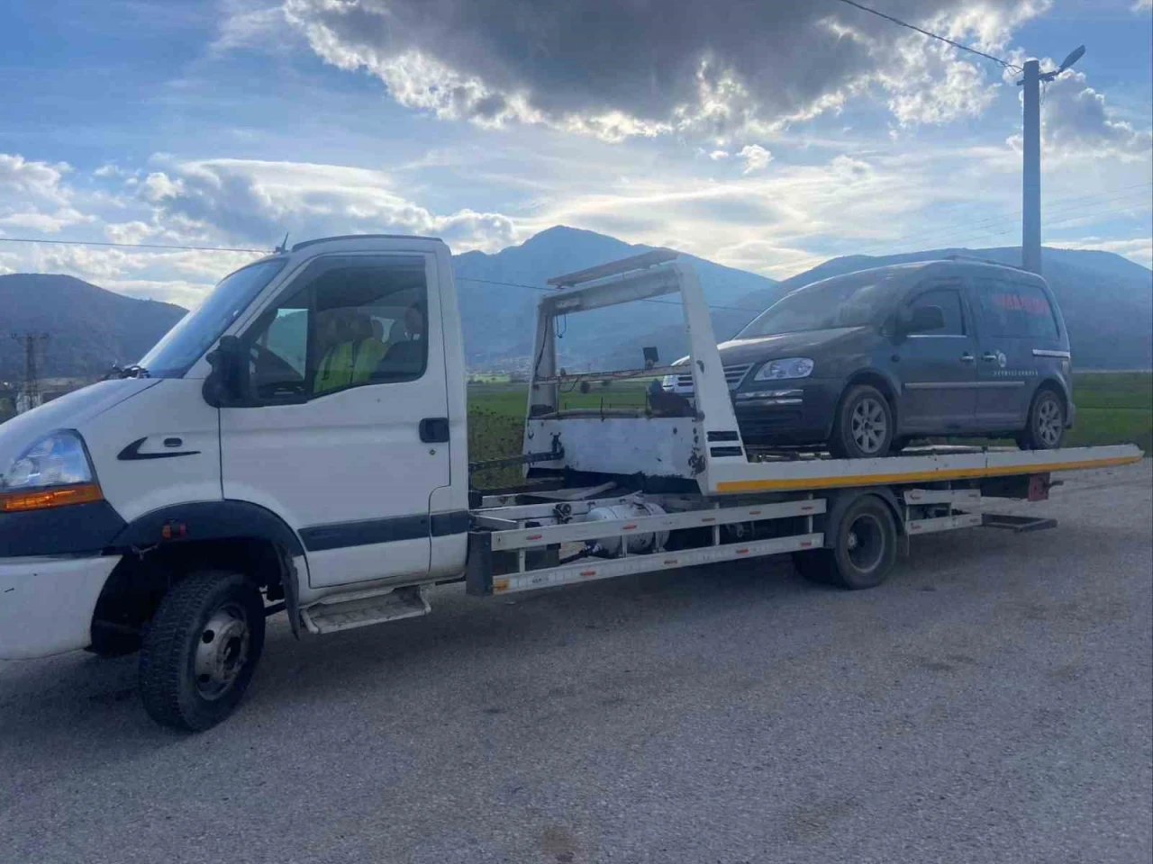 Bilecik’te jandarma uygulamasında yakalama kaydı bulunan araç çekildi