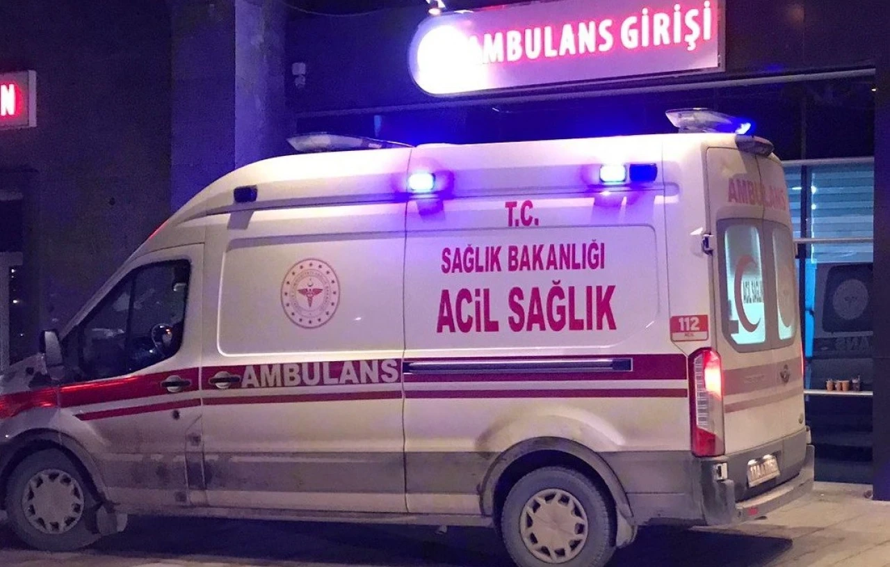 Yolcu otobüsüne arkadan çarpan otomobilde 3 kişi yaralandı