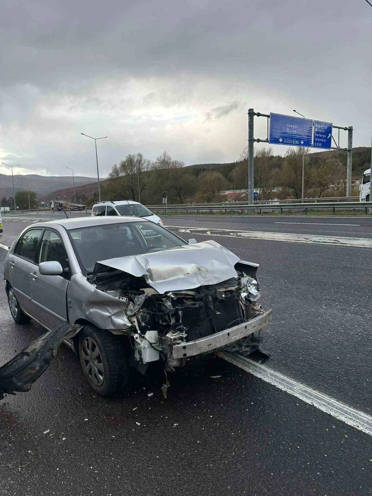 Bilecik’te Kontrolden Çıkan Otomobil Beton Bariyere Çarptı: 2 Yaralı