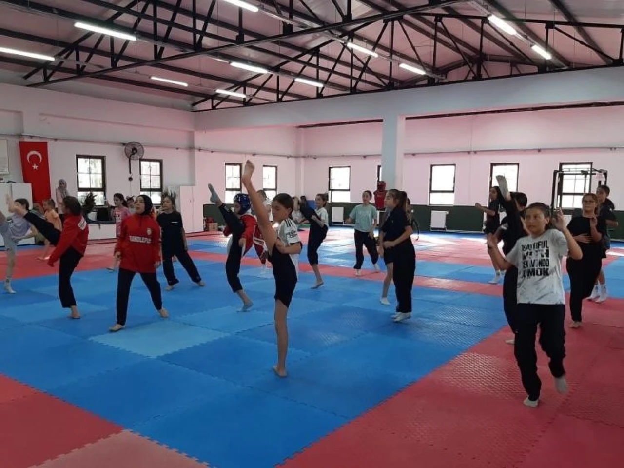 Gençler Taekwondo ile Hem Güçleniyor Hem Öğreniyor