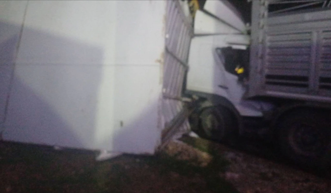 Bozüyük yolunda zincirleme kaza: Çekici park halindeki kamyona çarptı