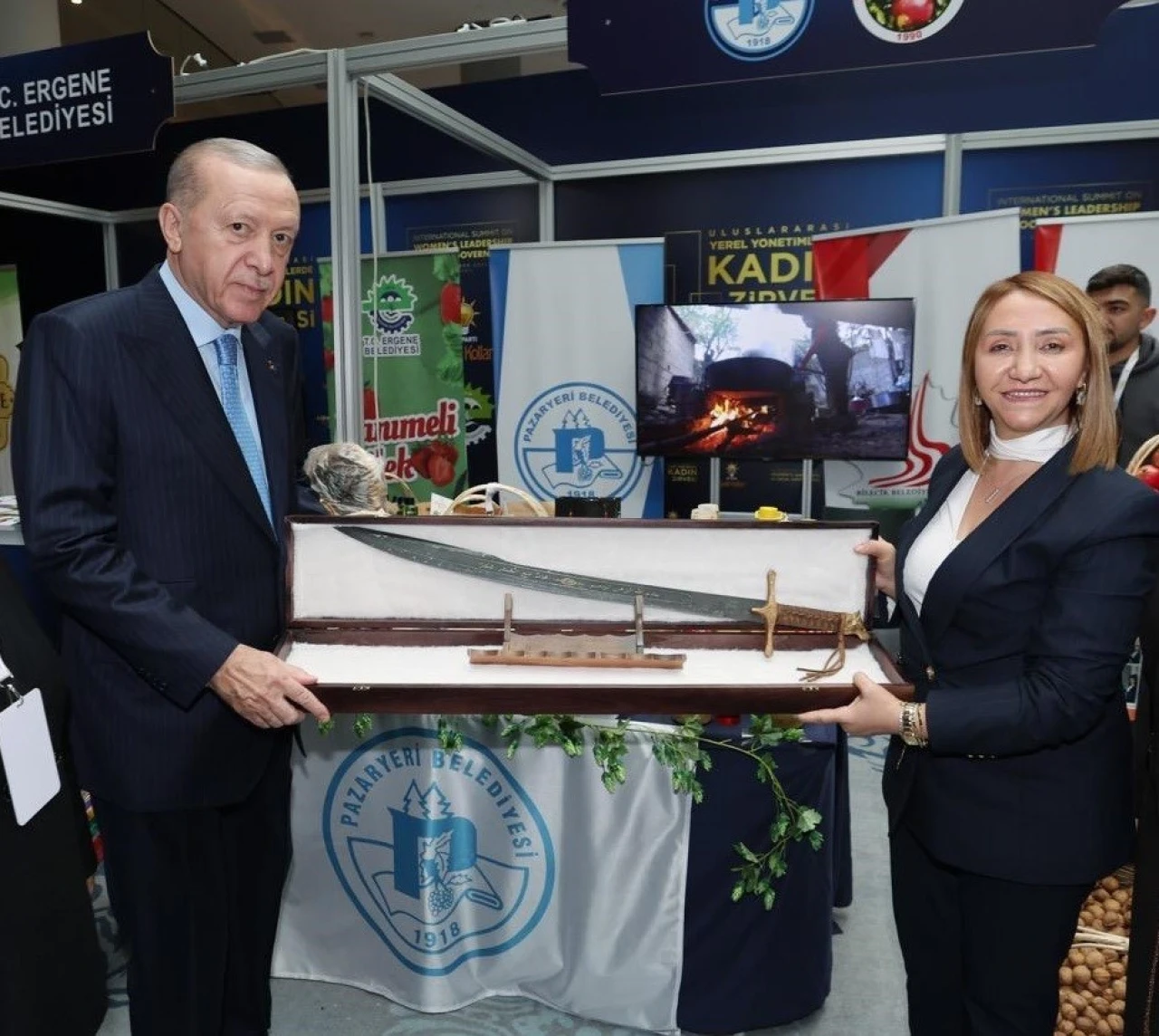 Pazaryeri Belediye Başkanı Zekiye Tekin’den Erdoğan’a kılıç hediyesi