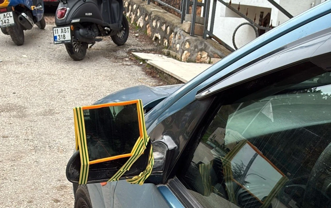 Bilecik'te Dikiz Aynası Kırılan Sürücü Çareyi Böyle Buldu
