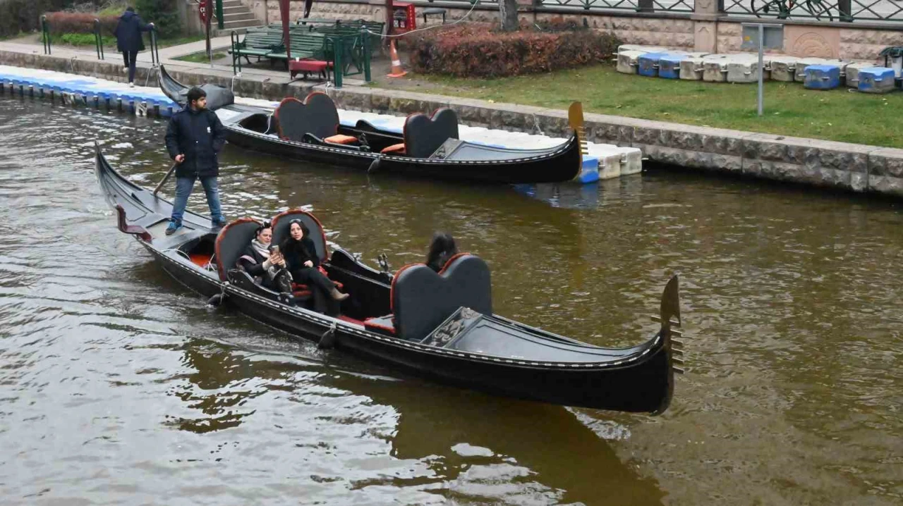Dondurucu Soğuklara Rağmen Gondol Keyfi Eskişehir’de Sürüyor