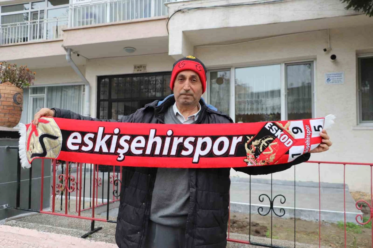 Eskişehirspor Sevgisi Binaya Yansıdı: Apartman Kırmızı-Siyaha Boyandı
