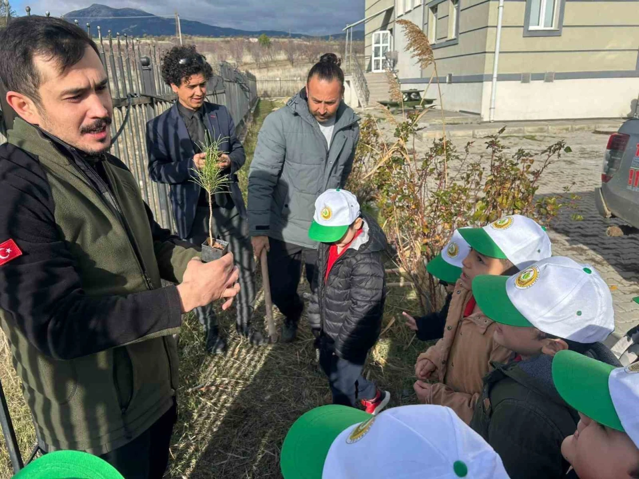 Gediz Orman İşletmesinden Öğrencilere Fidan Dikim Etkinliği