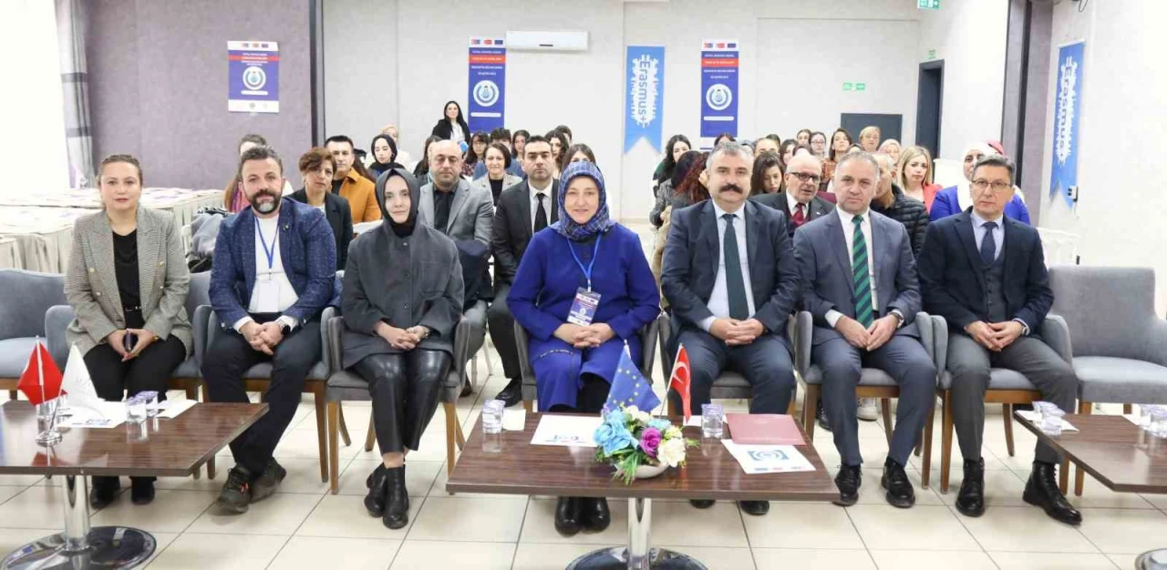 Eskişehir’de genç kadınlara dijital güvenlik eğitimi: WomBound projesi tanıtıldı