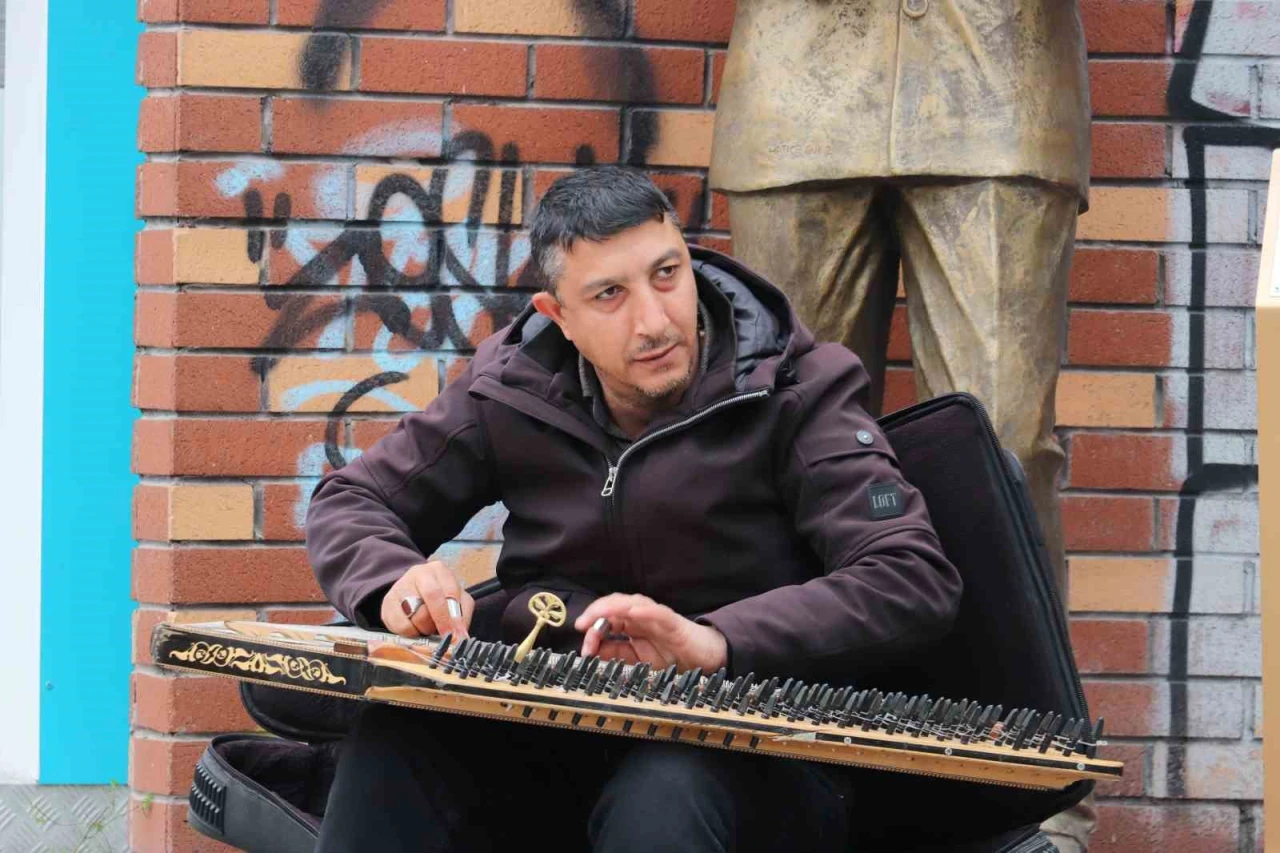 Eskişehir’de soğuğa rağmen kanun sesi sokakları doldurdu