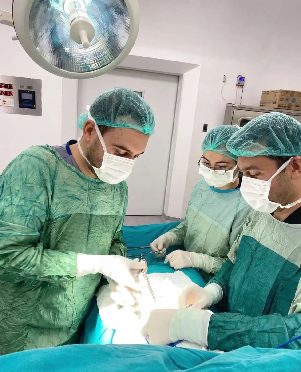 Şuhut Devlet Hastanesi’nde ilk kez yapılan ameliyat başarıyla tamamlandı