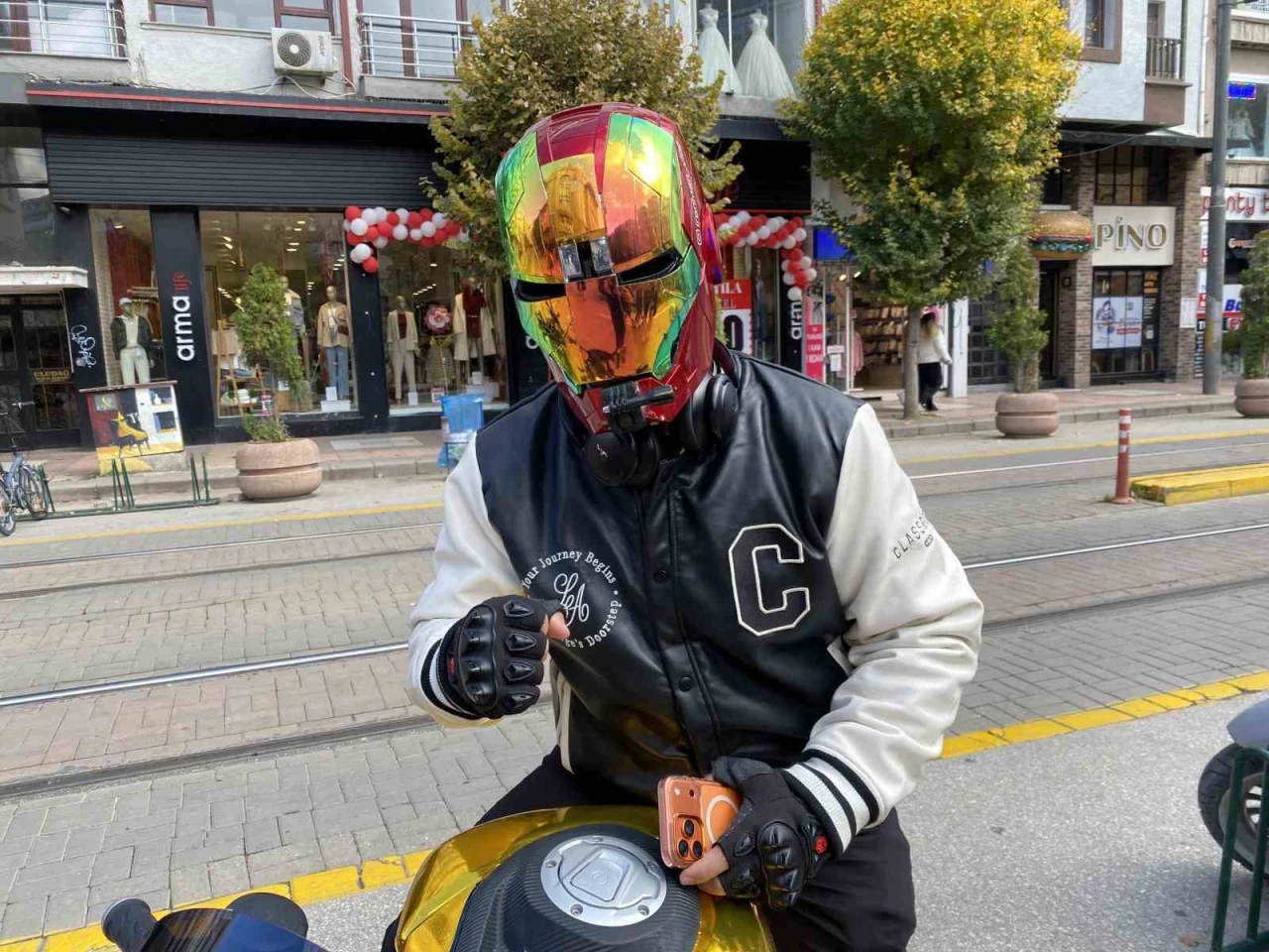 Eskişehir’de İron-Man Kasklı Sürücü Dikkat Çekiyor