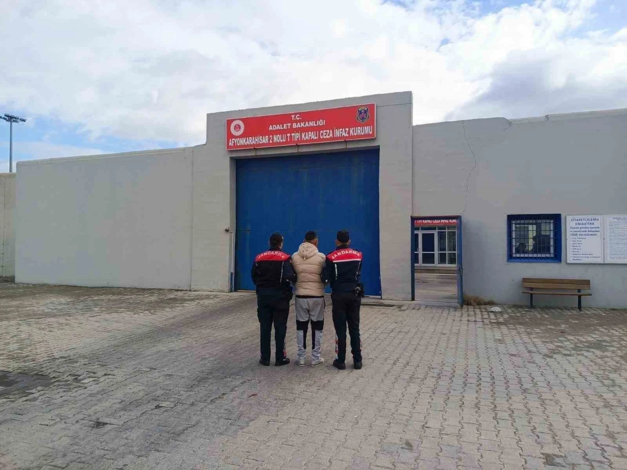 Jandarma, Afyonkarahisar’da aranan 42 kişiyi yakaladı