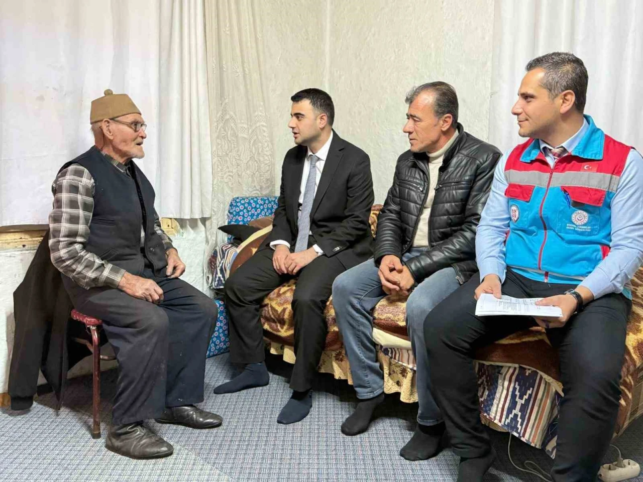 Kaymakam Kılıç, Medetli köyünde vatandaşların kapısını tek tek çaldı