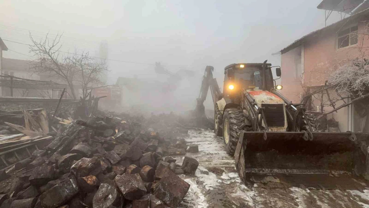 Kütahya’da Ev Yangını: Aile Son Anda Kurtuldu