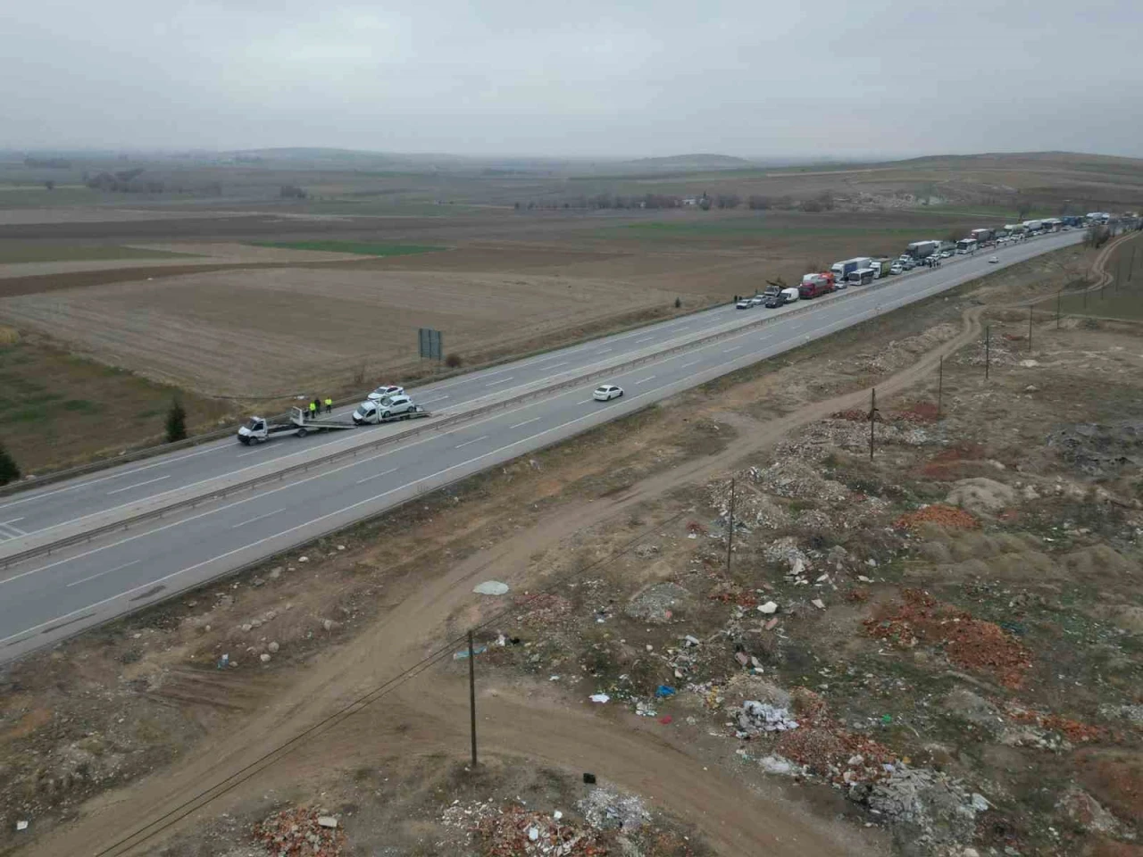 Çekicinin bariyere çarptığı kaza yolu tek yönlü olarak ulaşıma kapattı