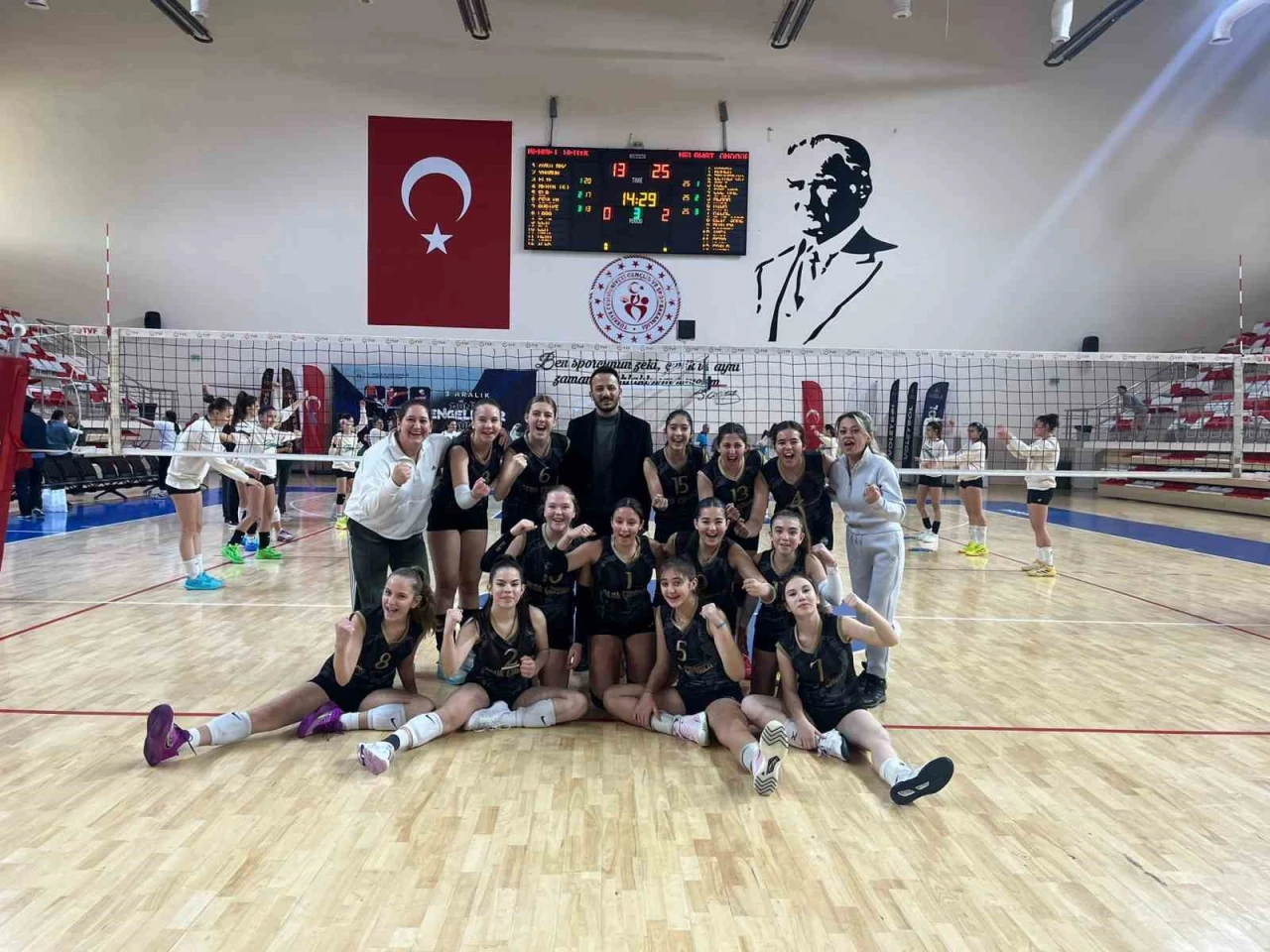 Melahat Ünügür Ortaokulu voleybolda final biletini aldı